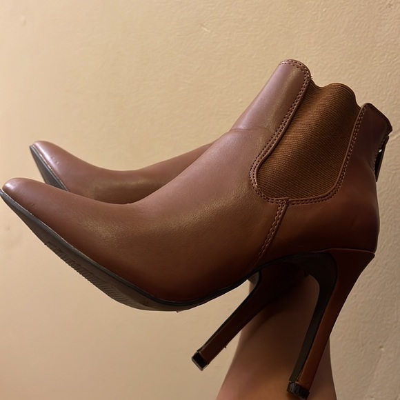 5 1/2 used four times very comfortable - Picture 3 of 5